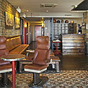 De vieux objets de collections ornent l’accueil de l’hôtel. On peut y trouver un plinth de gymnastique servant de banque d’accueil et d’anciens fauteuils de TGV transformés en sièges de bar.