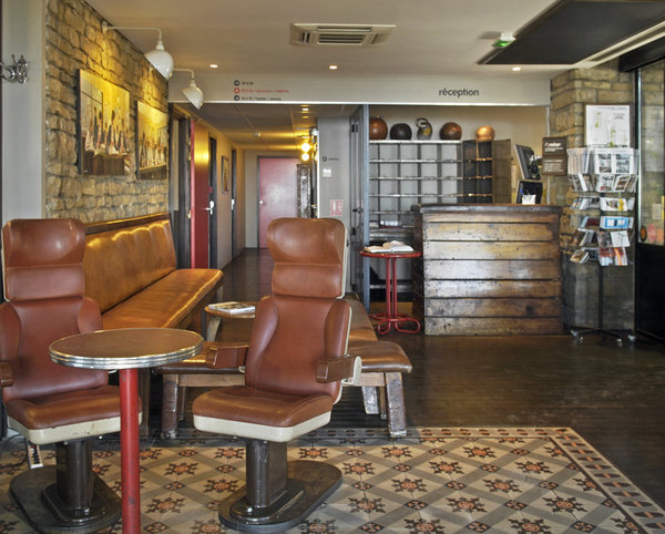 De vieux objets de collections ornent l’accueil de l’hôtel. On peut y trouver un plinth de gymnastique servant de banque d’accueil et d’anciens fauteuils de TGV transformés en sièges de bar.
