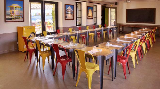 Une salle «  bon enfant » pour organiser des réunions et des séminaires avec ses chaises A, Tolix.