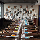 Superbe table ancienne destinée aux bijoutiers ou se trouvait des tabliers pour ramasser des pièces d’or.
