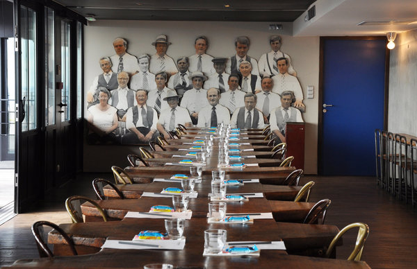 Superbe table ancienne destinée aux bijoutiers ou se trouvait des tabliers pour ramasser des pièces d’or.