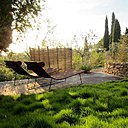 Un espace de détente où la dominance du bois invite à la détente et à la contemplation. Un espace de détente où la dominance du bois invite à la détente et à la contemplation.