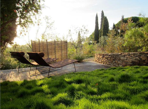 Un espace de détente où la dominance du bois invite à la détente et à la contemplation.