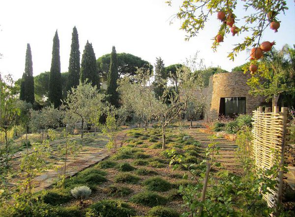 Un jardin authentique et écologique, une belle promenade pour les clients, et la joie de profiter d'un jardin privatif avec accès direct de sa chambre.