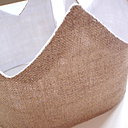 Des formes, des couleurs vives, qui sauront se marier avec les déguisements de vos enfants. Couronne lin brut et fil or.