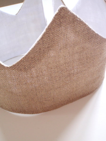 Des formes, des couleurs vives, qui sauront se marier avec les déguisements de vos enfants. Couronne lin brut et fil or.