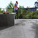 Dans le jardin, l’ardoise trouve toute sa place. Cimentée ou en pose sèche, elle vous ravira. Ardoise noire, disponible chez Castorama.