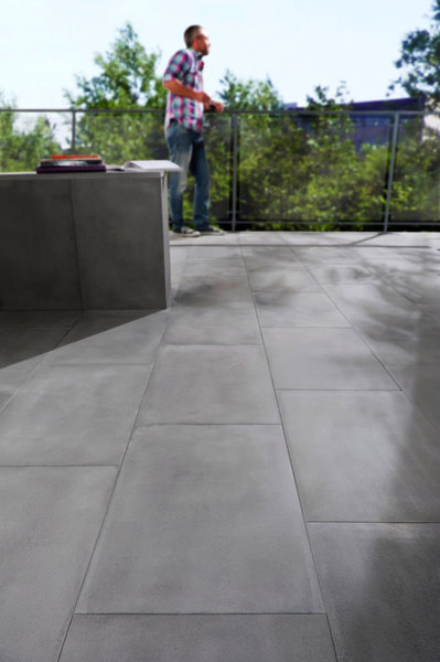 Dans le jardin, l’ardoise trouve toute sa place. Cimentée ou en pose sèche, elle vous ravira. Ardoise noire, disponible chez Castorama.