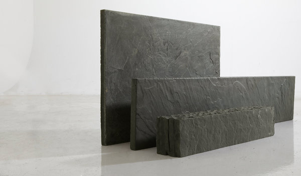 L’ardoise peut être utilisée horizontalement ou verticalement. Outre son côté décoratif, un « paillage » minéral est très efficace pour repousser les mauvaises herbes, stopper de l’eau contenue dans le sol et isoler du froid.  Lame graphite 100 x 20 cm, Castorama.