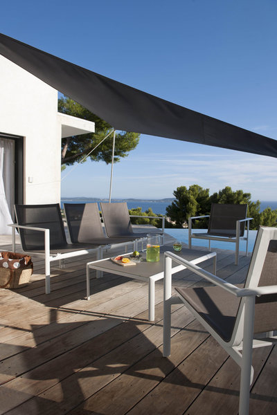 Avec ses reflets irisés et ses coloris variés, elle offrira un encadrement de piscine parfait. Dalles en ardoise, disponible chez Castorama.