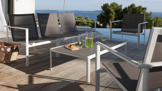 Avec ses reflets irisés et ses coloris variés, elle offrira un encadrement de piscine parfait. Dalles en ardoise, disponible chez Castorama.