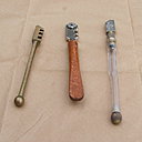 Les différent types de coupe-verre : (de gauche à droite) coupe-verre spécial pour les travaux de chantourner (exemple : vitrail). Coupe-verre classique pour les coupes linéaires. Coupe-verre professionnel : avec son réservoir à pétrole, il permet de faire des coupes en grandes quantités.