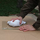 Etape 1 : Positionner la feuille de verre sur la table de coupe recouverte préalablement d’un tissu absorbant les chocs (vieux draps en coton). Nettoyer la feuille de verre avec un chiffon, afin de bien faire glisser le coupe-verre lors de la coupe à venir.