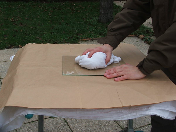 Etape 1 : Positionner la feuille de verre sur la table de coupe recouverte préalablement d’un tissu absorbant les chocs (vieux draps en coton). Nettoyer la feuille de verre avec un chiffon, afin de bien faire glisser le coupe-verre lors de la coupe à venir.