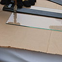 Etape 6 : Tirer l’outil d’un seul trait à vitesse constante et à pression régulière, sans s’arrêter. Ne jamais repasser sur un trait de coupe ; un trait de coupe commencé doit être impérativement terminé. Terminer la coupe en s’arrêtant à 2 mm à l’intérieur du bord, afin de ne pas le casser.