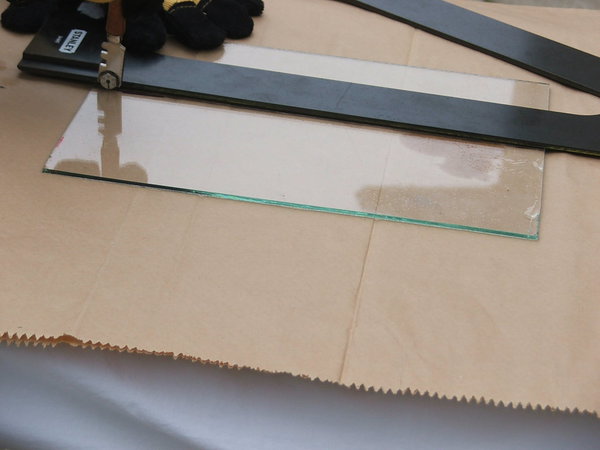 Etape 6 : Tirer l’outil d’un seul trait à vitesse constante et à pression régulière, sans s’arrêter. Ne jamais repasser sur un trait de coupe ; un trait de coupe commencé doit être impérativement terminé. Terminer la coupe en s’arrêtant à 2 mm à l’intérieur du bord, afin de ne pas le casser.