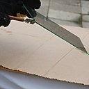 Etape 7 : Placer le coupe-verre partie métal sous le trait de coupe, et réaliser le détonnage, à savoir exercer de petits coups secs, sans trop taper fort pour autant, tout le long de la coupe, dans le but de faire filer la coupe, et ainsi pouvoir séparer les deux morceaux plus aisément.