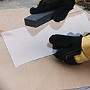 Etape 9 : Dans le but d’abattre les arrêtes du verre, prendre une pierre de  carborundum  légèrement  mouillée à l’eau claire, et passer sur la coupe ; Tenir la pierre légèrement inclinée en passant un geste continu sans trop appuyer, et sans arrêt sur les deux faces. Renouveler l’opération plusieurs fois de suite jusqu’à l’obtention d’un résultat parfait et sans aspérités.