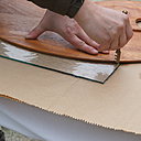 Variante 1 : Placer le coupe-verre, spécial coupe chantourner, toujours sur le côté lisse de la feuille de verre. Le gabarit est tenu fermement, le coupe-verre est positionné sur la surface avec un démarrage à 2 mm du bord intérieur.