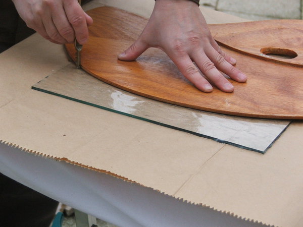 Variante 2 : Toujours tirer le trait de coupe d’un seul jet, et surtout sans repasser dessus, en s’arrêtant à 2 mm du bord intérieur. La pression sur l’outil doit être constante et régulière.