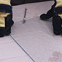 Variante 4 : Placer le plat de l’outil sous la coupe de la feuille de verre, et exercer une pression de part et d’autre du verre, afin de scinder la coupe.