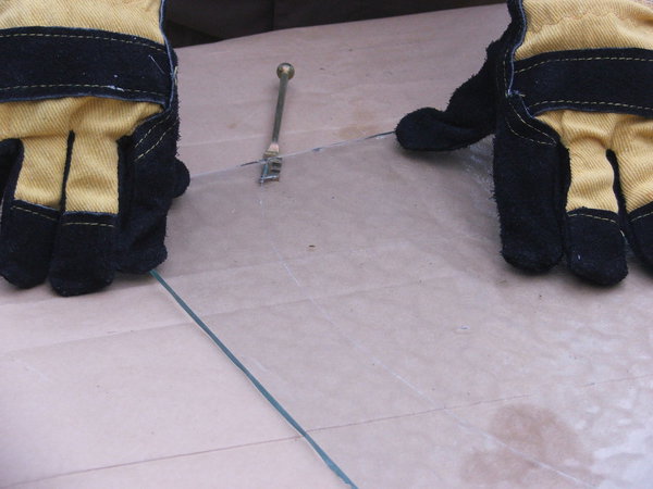 Variante 4 : Placer le plat de l’outil sous la coupe de la feuille de verre, et exercer une pression de part et d’autre du verre, afin de scinder la coupe.