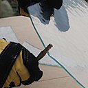 Variante 5 : Comme ce genre de coupe dite « circulaire » est assez difficile, il arrive que lors du détachement des deux parties il reste des morceaux non scindés. Dans ce cas, à l’aide des encoches placées sur l’outil, gruger (action qui consiste à éliminer certaines parties d’un volume de verre en le rognant à l’aide des encoches placées sur le talon du coupe-verre) les morceaux restant avec un geste sec et ferme.