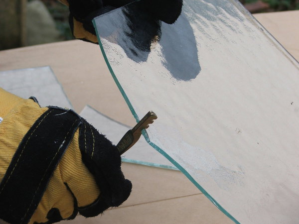 Variante 5 : Comme ce genre de coupe dite « circulaire » est assez difficile, il arrive que lors du détachement des deux parties il reste des morceaux non scindés. Dans ce cas, à l’aide des encoches placées sur l’outil, gruger (action qui consiste à éliminer certaines parties d’un volume de verre en le rognant à l’aide des encoches placées sur le talon du coupe-verre) les morceaux restant avec un geste sec et ferme.