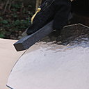 Variante 6 : Passer la pierre de carborundum légèrement mouillée sur la coupe des deux côtés de la feuille de verre, en poussant le geste d’un seul trait et à plusieurs reprises.