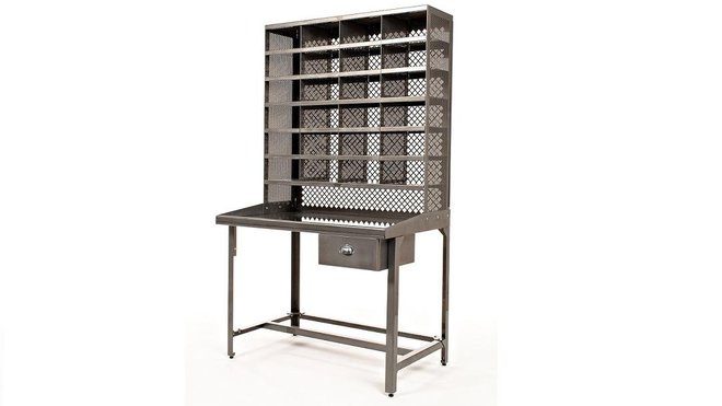 Ce meuble est une réédition du casier de tri postal créé par Xavier Pochard dans les années 1930. H 189 x 104,6 x P 71,3 cm. A partir de 1300 €. Tolix. www.tolix.fr