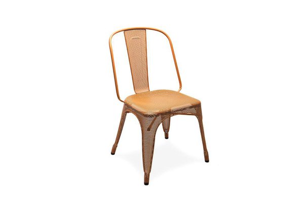 La chaise version perforée de la célèbre et colorée chaise AC, empilable. H 85,5 x L 49,5 x P 52,5 cm. Prix sur demande. Tolix. www.tolix.fr