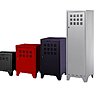 Les portes de ces coffres en acier XC sont tous perforés, pour l’aspect visuel et l’aération. Ils existent en coloris alu, rouge, noir, taupe, violet, anis et bleu chardon. A partir de 69 €. Casier de rangement. Pierre Henry. www.vinco.com