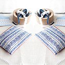 Une pochette brodée façon dentelle.