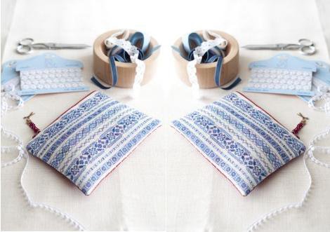 Une pochette brodée façon dentelle.