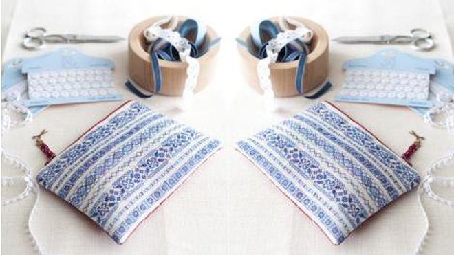 Une pochette brodée façon dentelle.