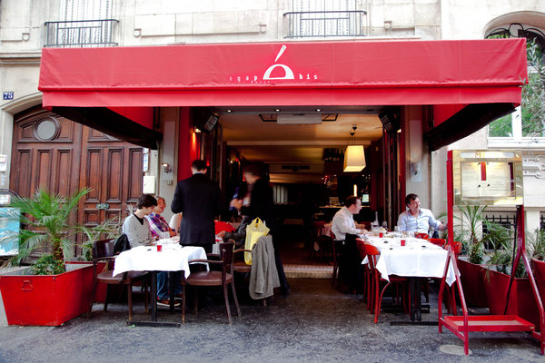 L’Agapé Bis dispose également d’une terrasse protégée où vous pourrez déjeuner, passer l’après-midi et même dîner.