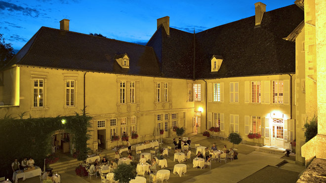 Dès les beaux jours, déjeuners et dîners sont proposés à l’extérieur dans la cour d’honneur. Une douce atmosphère propice à la détente pour déguster un cocktail ou un verre de vin.