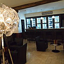 Le grand salon bar est un espace de 200 m² convivial et chaleureux. Le tout dans un décor élégant où les meilleurs artistes de la région exposent leurs œuvres, qu’il est aussi possible d’acheter.