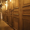 La redéfinition des codes du décor nous offre une ambiance atypique, comme ce long couloir fait de portes en trompe l'œil .