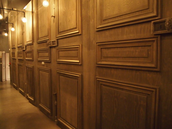 La redéfinition des codes du décor nous offre une ambiance atypique, comme ce long couloir fait de portes en trompe l'œil .