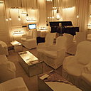 La maison Champs-Elysées a su jouer harmonieusement avec classicisme et avant-gardisme pour des espaces raffinés et reposants, à l'instar du bar blanc du lobby.