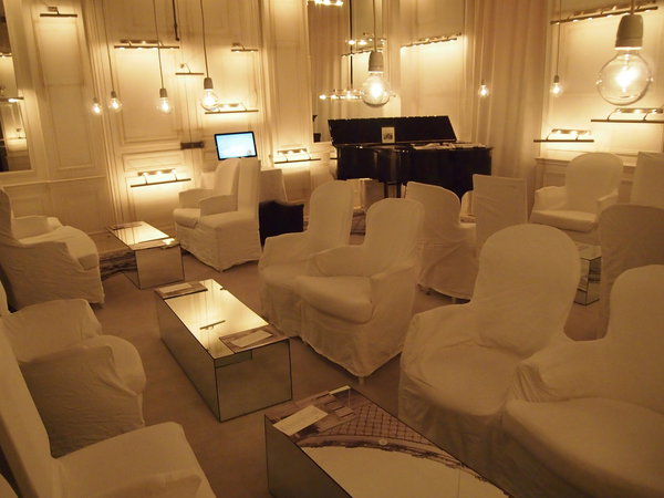 La maison Champs-Elysées a su jouer harmonieusement avec classicisme et avant-gardisme pour des espaces raffinés et reposants, à l'instar du bar blanc du lobby.