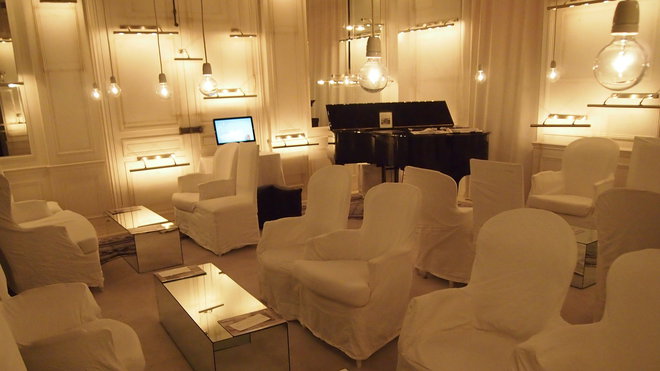 La maison Champs-Elysées a su jouer harmonieusement avec classicisme et avant-gardisme pour des espaces raffinés et reposants, à l'instar du bar blanc du lobby.