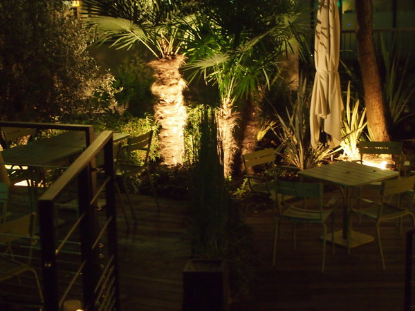 Grâce à ses jardins, ce lieu original et poétique est une bulle de rêve à l’abri de l’effervescence de la capitale.