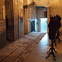 La maison Champs-Elysées est abritée au cœur d’un hôtel particulier d’architecture haussmannienne.