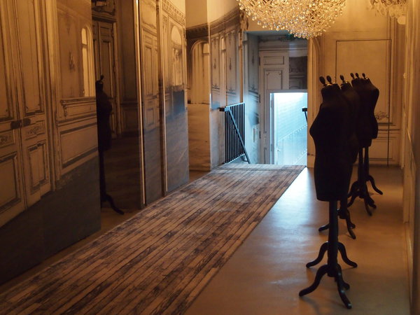 La maison Champs-Elysées est abritée au cœur d’un hôtel particulier d’architecture haussmannienne.