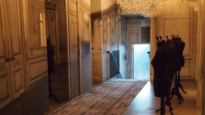 La maison Champs-Elysées est abritée au cœur d’un hôtel particulier d’architecture haussmannienne.
