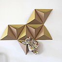 Les triangles sont 8 boîtes à monter pour jouer à cache cache avec ses objets.