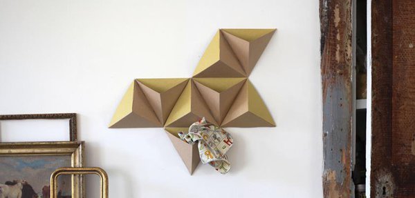 Les triangles sont 8 boîtes à monter pour jouer à cache cache avec ses objets.