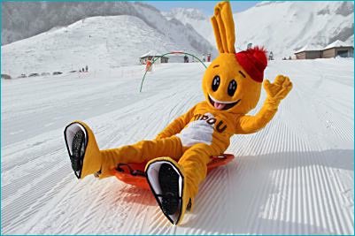 La mascotte Tibou anime les moments de glisse des petits.